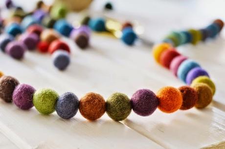 DIY: Guirnalda de bolas de fieltro de colores DIY: Guirnalda de bolas de fieltro de colores