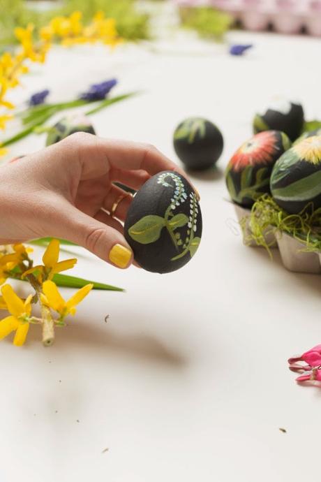 DIY: Huevos de Pascua con dibujos de botánica