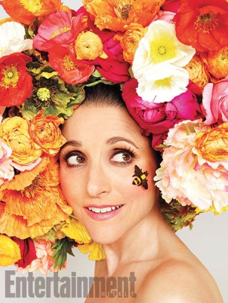 Julia Louis-Dreyfus se llena de flores para Entertaiment Magazine