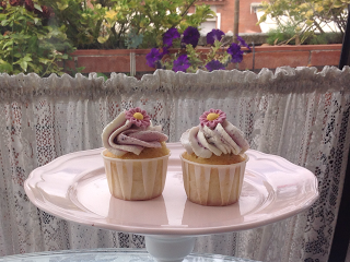 CUPCAKES DE COCO CON CREMA DE ARÁNDANOS