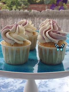 CUPCAKES DE COCO CON CREMA DE ARÁNDANOS