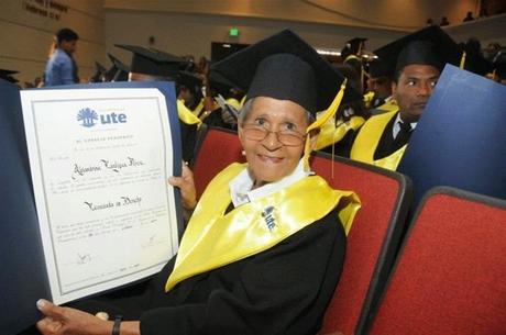 Dominicana se graduó de abogada a los 72 años.