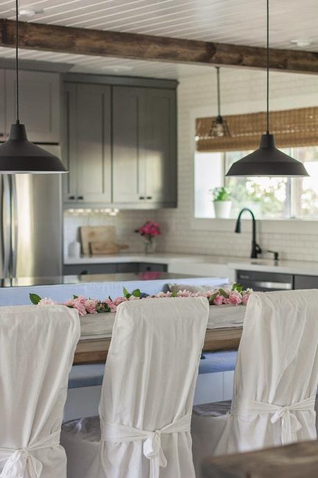 ANTES Y DESPUÉS: Una cocina con office en gris y blanco