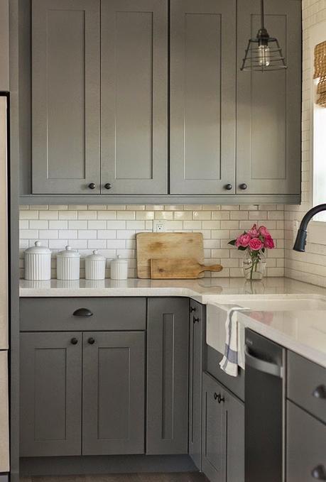 ANTES Y DESPUÉS: Una cocina con office en gris y blanco