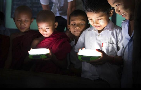 Panasonic realiza la donación de lámparas solares a provincia de difícil acceso en Vietnam