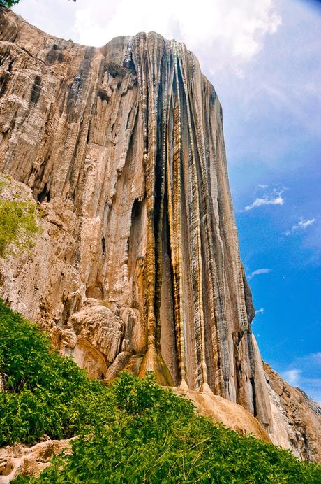 Una cascada congelada en el tiempo