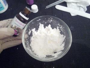 Cómo hacer polvos desodorantes y relajantes para los pies polvos-desodorizantes-caseros