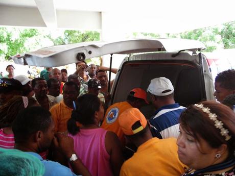 Autobús choca dos jóvenes en Neiba. Autobús choca dos jóvenes en Neiba.