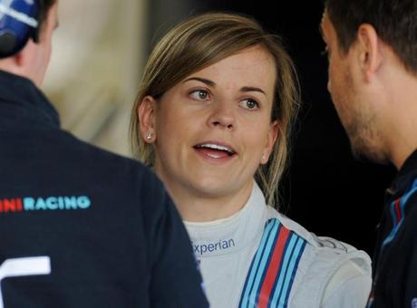 ARCHIVO - En imagen del 4 de julio de 2014, la piloto escocesa Suzie Wolff de la escudería Williams, habla con los mecánicos antes de su primera sesión de prácticas para el GP de Gran Bretaña en Silverstone, Inglaterra. (Foto AP/Rui Vieira, archivo)