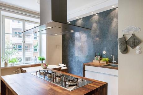 Un estudio decorado en madera y color gris Un estudio decorado en madera y color gris