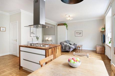 Un estudio decorado en madera y color gris Un estudio decorado en madera y color gris