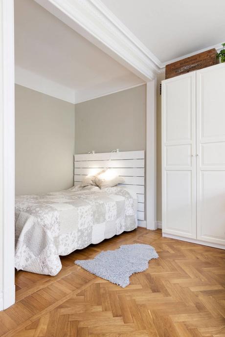 Un estudio decorado en madera y color gris Un estudio decorado en madera y color gris