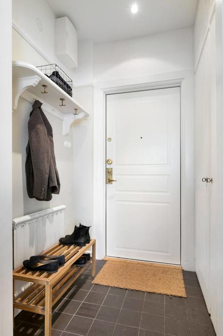 Un estudio decorado en madera y color gris Un estudio decorado en madera y color gris