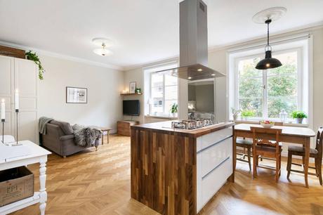 Un estudio decorado en madera y color gris Un estudio decorado en madera y color gris