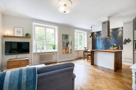 Un estudio decorado en madera y color gris Un estudio decorado en madera y color gris