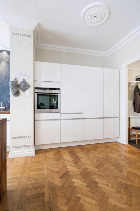 Un estudio decorado en madera y color gris Un estudio decorado en madera y color gris