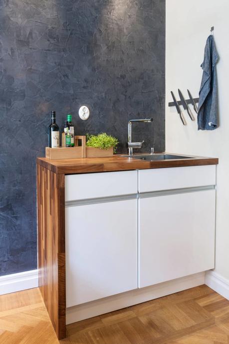 Un estudio decorado en madera y color gris Un estudio decorado en madera y color gris