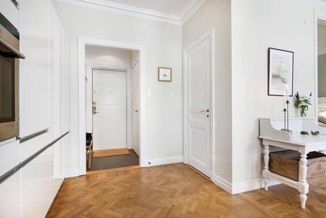 Un estudio decorado en madera y color gris Un estudio decorado en madera y color gris