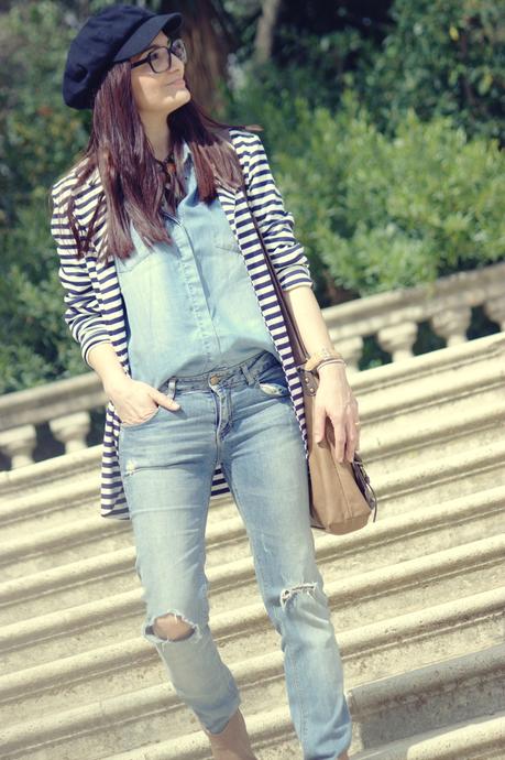 Look denim con un toque navy Look denim con un toque navy