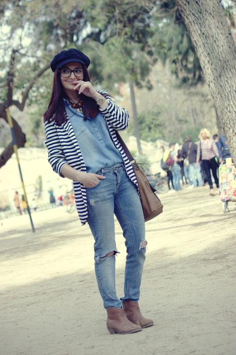 Look denim con un toque navy Look denim con un toque navy