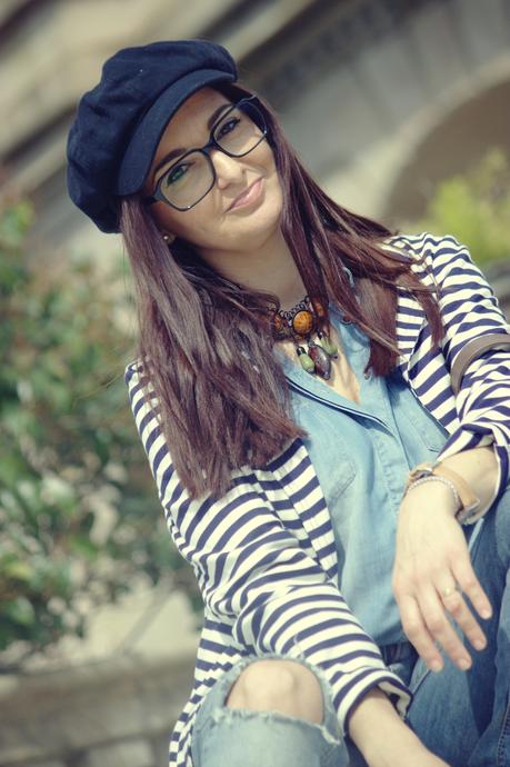 Look denim con un toque navy Look denim con un toque navy