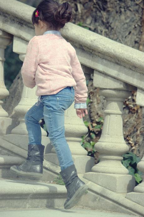 Look denim con un toque navy Look denim con un toque navy
