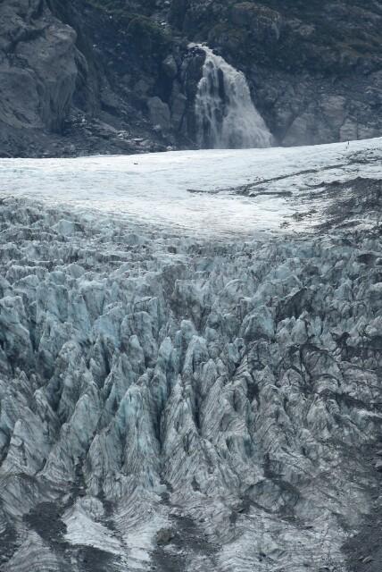 El glaciar Fox entre escaladores y helicópteros Agua e hielo en el glaciar Fox