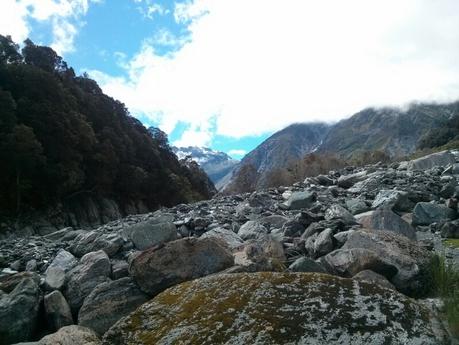 El glaciar Fox entre escaladores y helicópteros Caminando entre piedras