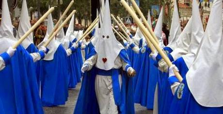 El colorido y lo negro de la Semana Santa.