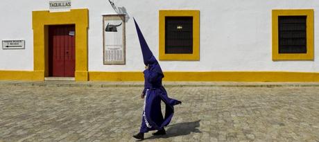 El colorido y lo negro de la Semana Santa.