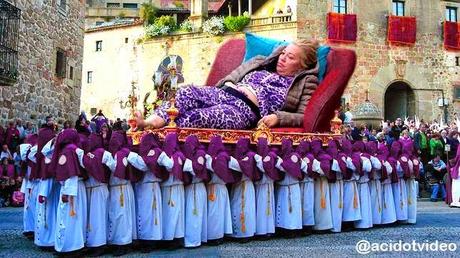 El colorido y lo negro de la Semana Santa.