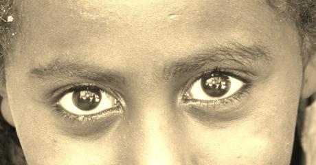 Kenya no está ni lejos ni cerca, está aquí, son personas igual que tú y yo, no hay distancias que valgan, es una ataque a cada uno de nosotros Mírame