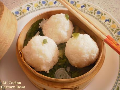 BOLAS DE ARROZ RELLENAS DE LANGOSTINOS CON JENGIBRE Y CILANTRO AL VAPOR BOLAS DE ARROZ RELLENAS DE LANGOSTINOS CON JENGIBRE Y CILANTRO AL VAPOR