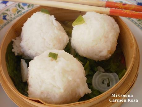 BOLAS DE ARROZ RELLENAS DE LANGOSTINOS CON JENGIBRE Y CILANTRO AL VAPOR BOLAS DE ARROZ RELLENAS DE LANGOSTINOS CON JENGIBRE Y CILANTRO AL VAPOR
