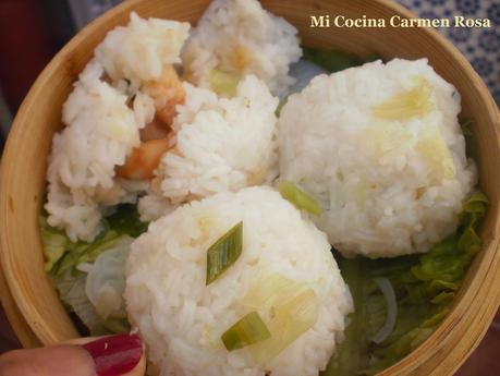 BOLAS DE ARROZ RELLENAS DE LANGOSTINOS CON JENGIBRE Y CILANTRO AL VAPOR BOLAS DE ARROZ RELLENAS DE LANGOSTINOS CON JENGIBRE Y CILANTRO AL VAPOR