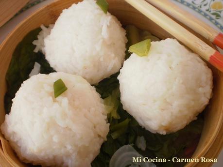 BOLAS DE ARROZ RELLENAS DE LANGOSTINOS CON JENGIBRE Y CILANTRO AL VAPOR BOLAS DE ARROZ RELLENAS DE LANGOSTINOS CON JENGIBRE Y CILANTRO AL VAPOR