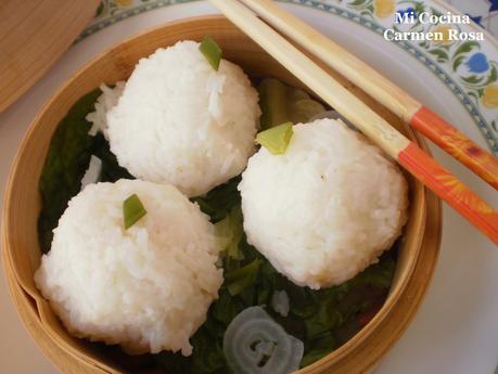 BOLAS DE ARROZ RELLENAS DE LANGOSTINOS CON JENGIBRE Y CILANTRO AL VAPOR BOLAS DE ARROZ RELLENAS DE LANGOSTINOS CON JENGIBRE Y CILANTRO AL VAPOR