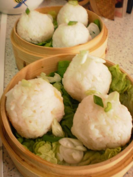 BOLAS DE ARROZ RELLENAS DE LANGOSTINOS CON JENGIBRE Y CILANTRO AL VAPOR BOLAS DE ARROZ RELLENAS DE LANGOSTINOS CON JENGIBRE Y CILANTRO AL VAPOR