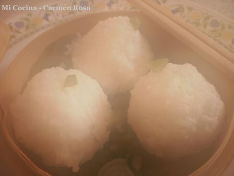 BOLAS DE ARROZ RELLENAS DE LANGOSTINOS CON JENGIBRE Y CILANTRO AL VAPOR BOLAS DE ARROZ RELLENAS DE LANGOSTINOS CON JENGIBRE Y CILANTRO AL VAPOR