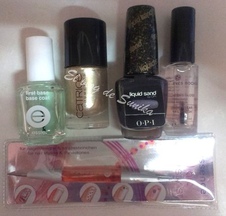 Manicura en dorado y azul esmaltes usados