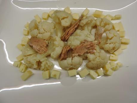 Ensalada de aprovechamiento, coliflor, atún, col lombarda, pimientos, queso y semillas de linaza.