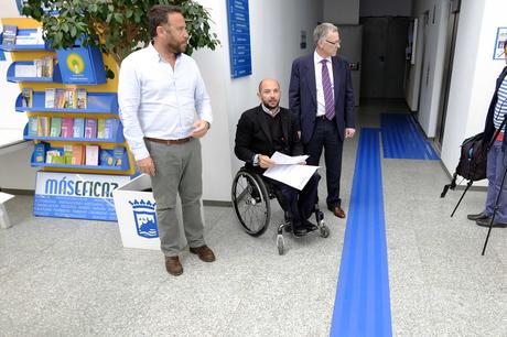 Huellas podotáctiles para facilitar la movilidad de discapacitados visuales en el edificio múltiple de servicios municipales del Ayuntamiento de Málaga