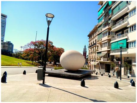 Esculturas clásicas y modernas en Buenos Aires, tienen algo compartido...