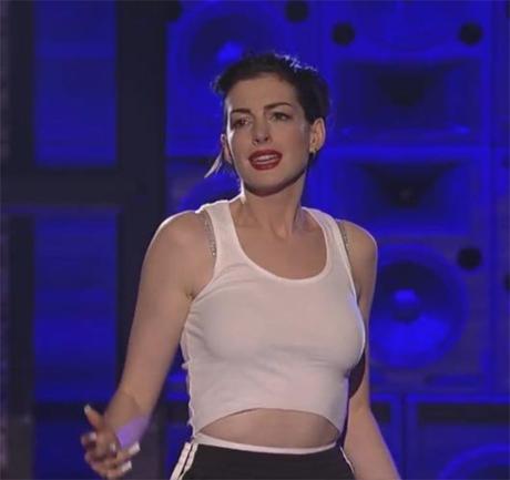 Anne Hathaway parodia a Miley Cyrus Anne Hathaway Wrecking Ball