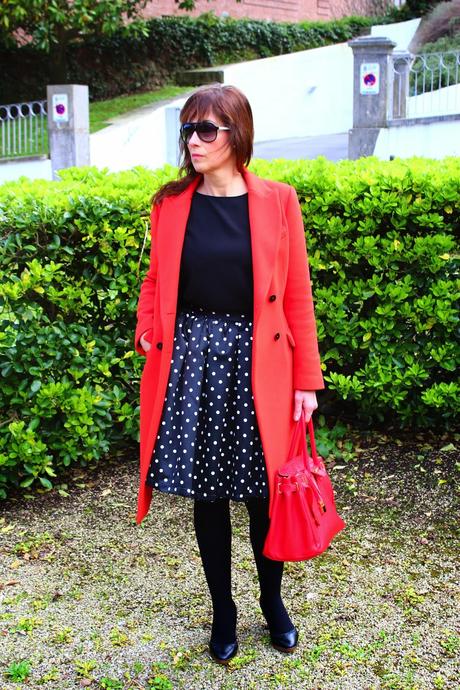 MIS LOOKS - FALDA LUNARES Y ROJO MIS LOOKS - FALDA LUNARES Y ROJO
