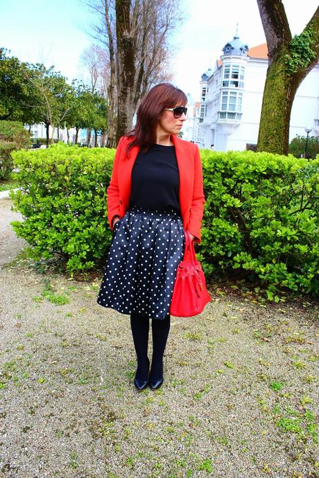 MIS LOOKS - FALDA LUNARES Y ROJO MIS LOOKS - FALDA LUNARES Y ROJO