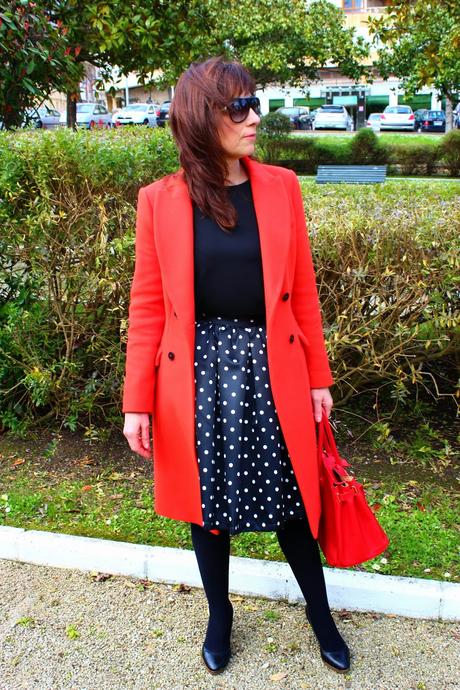 MIS LOOKS - FALDA LUNARES Y ROJO MIS LOOKS - FALDA LUNARES Y ROJO