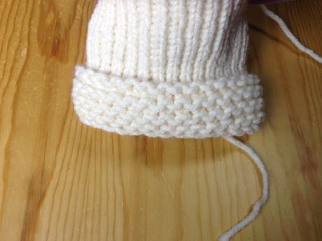 Prepara un gorro con orejitas Detalle del borde del gorro tejido en telar