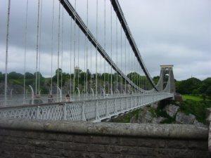 El número e al desnudo. Orígenes y curiosidades el número e en una catenaria