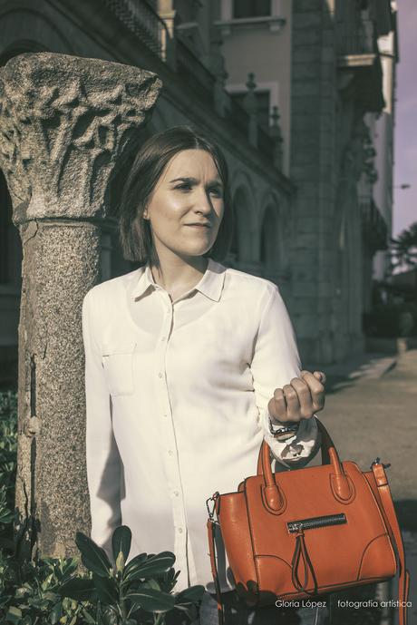 British Look white blouse red bag